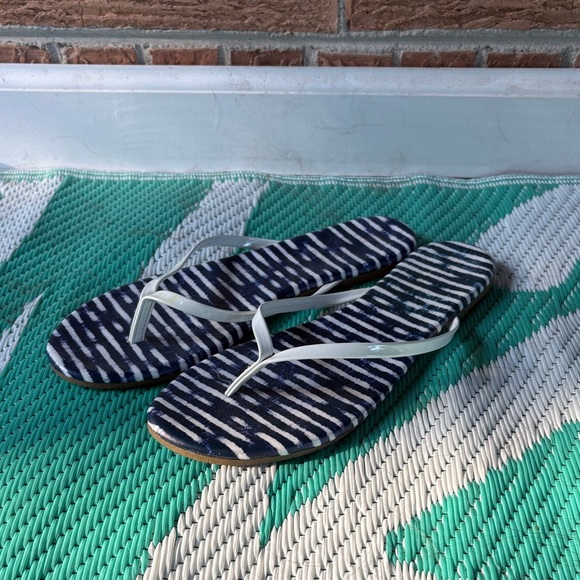 LC Lauren Conrad Shoes - LC Lauren Conrad flip flops size 9 white and blue